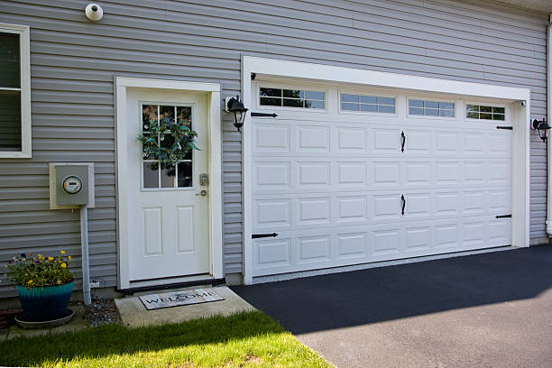 24/7 Emergency Garage Door Panel Replacement experts in Inglenook, CT